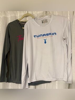 2 Tunaskin women’s tops. Sz.M